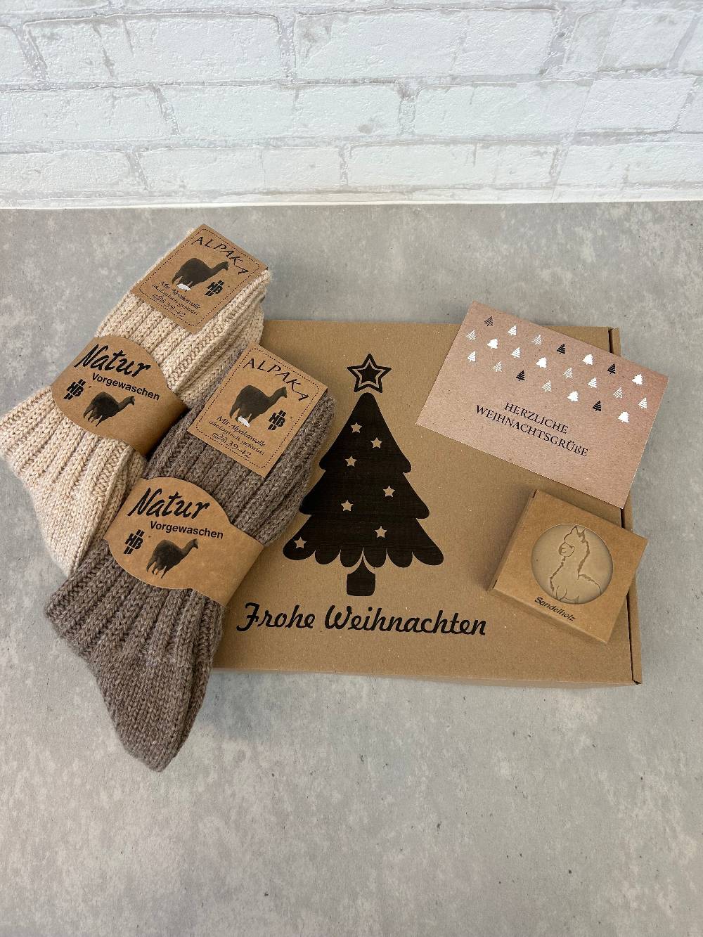 KB Socken Weihnachtliche Geschenkbox inklusive 2 Paar Alpakasocken, einer Alpakakeratinseife und einer Weihnachtskarte Fabrikladen