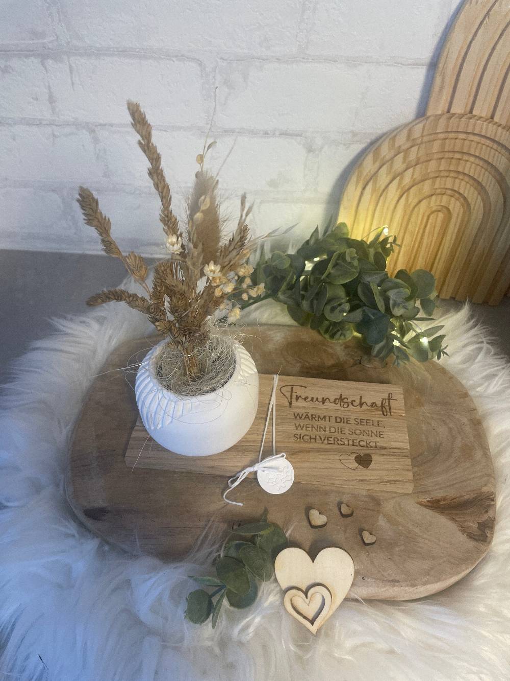 KB Socken Vase mit Trockenblumen auf Holztablett mit Gravur, Geschenk Frau, Geburtstag, Mitbringsel, Geschenke aus Holz Sonderangebot