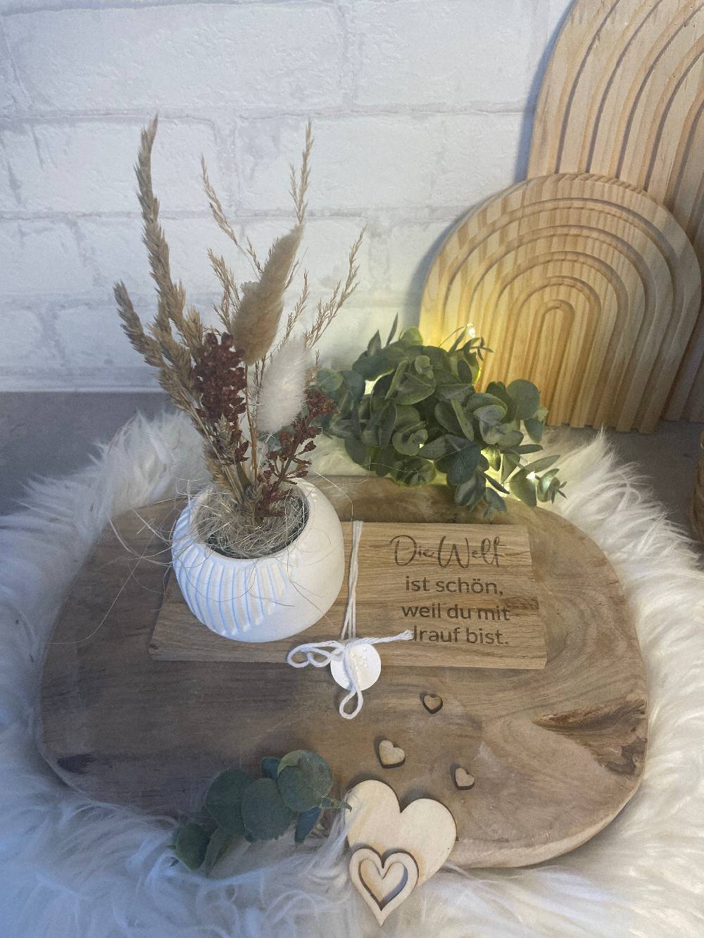 KB Socken Vase mit Trockenblumen auf Holztablett mit Gravur, Geschenk Frau, Geburtstag, Mitbringsel, Geschenke aus Holz Sonderangebot