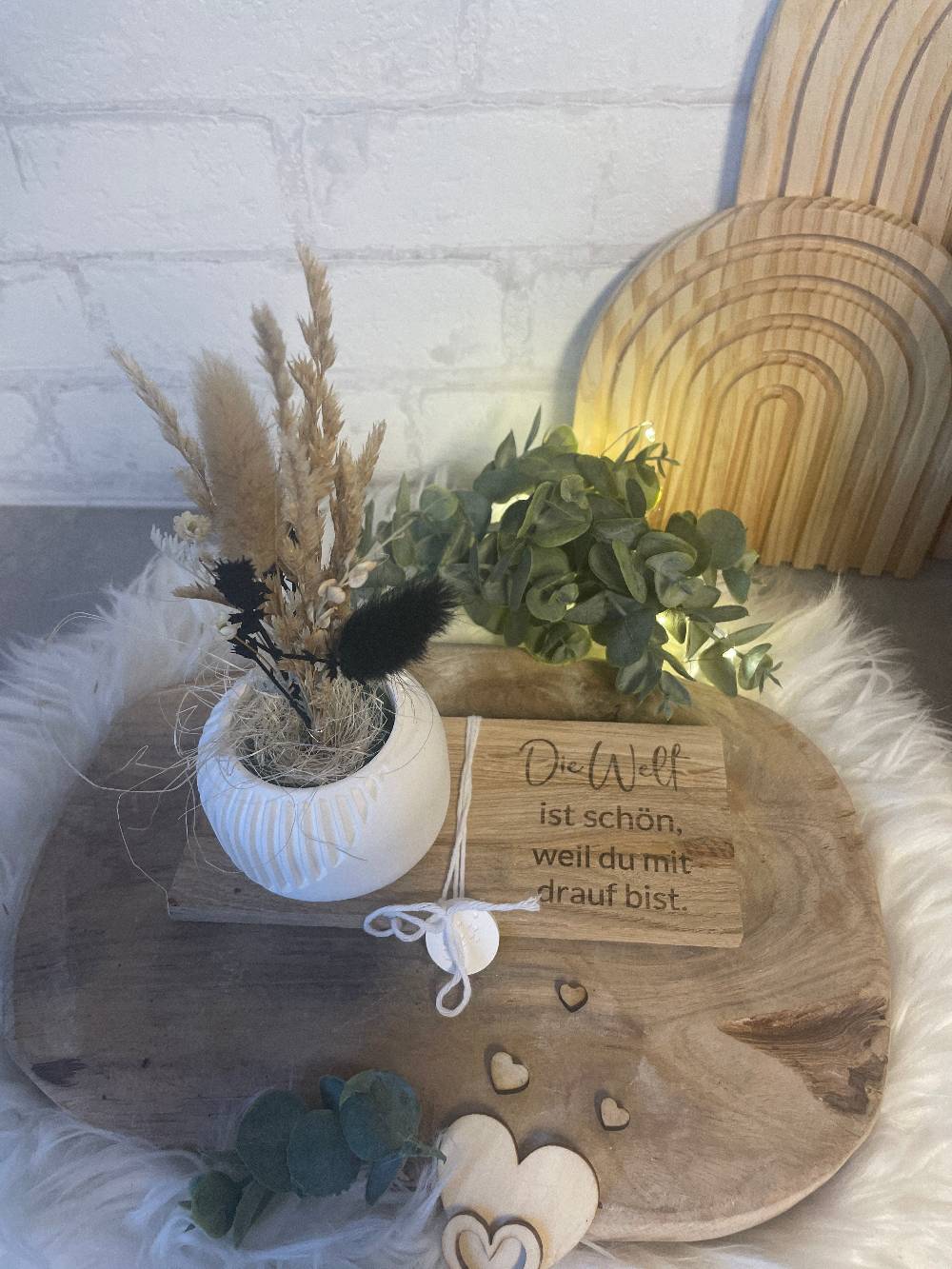 KB Socken Vase mit Trockenblumen auf Holztablett mit Gravur, Geschenk Frau, Geburtstag, Mitbringsel, Geschenke aus Holz Sonderangebot