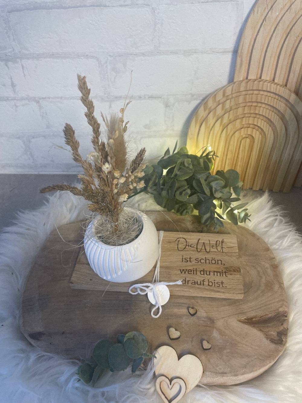 KB Socken Vase mit Trockenblumen auf Holztablett mit Gravur, Geschenk Frau, Geburtstag, Mitbringsel, Geschenke aus Holz Sonderangebot