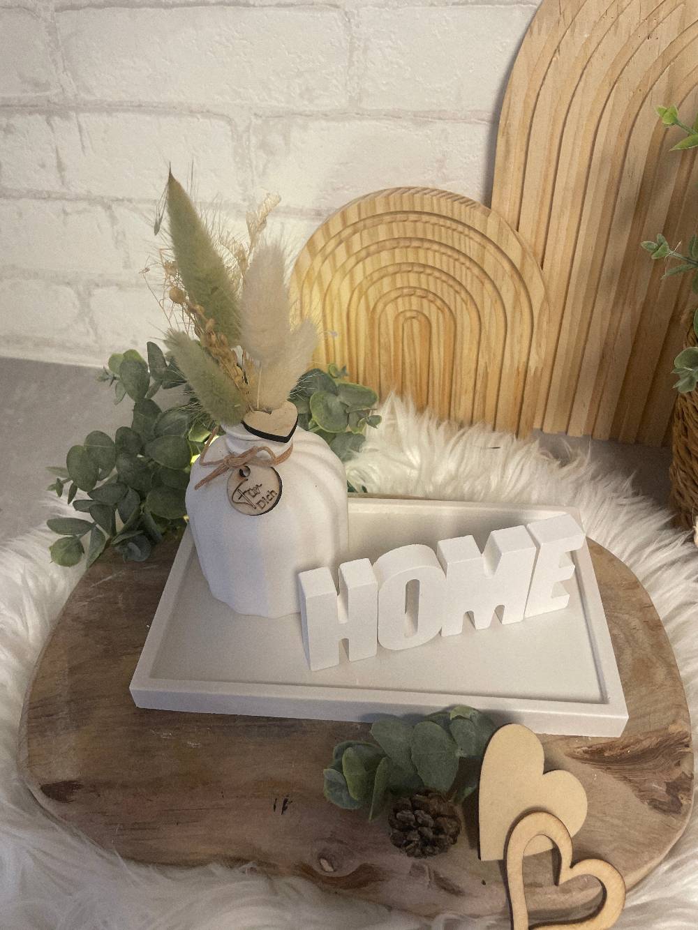 KB Socken Vase mit Trockenblumen auf Tablett mit Schriftzug " Home" Keraflott Formen Wohnakzente, Keramik,Wohndeko, Dekoratives Tablett Saisonschlussverkauf