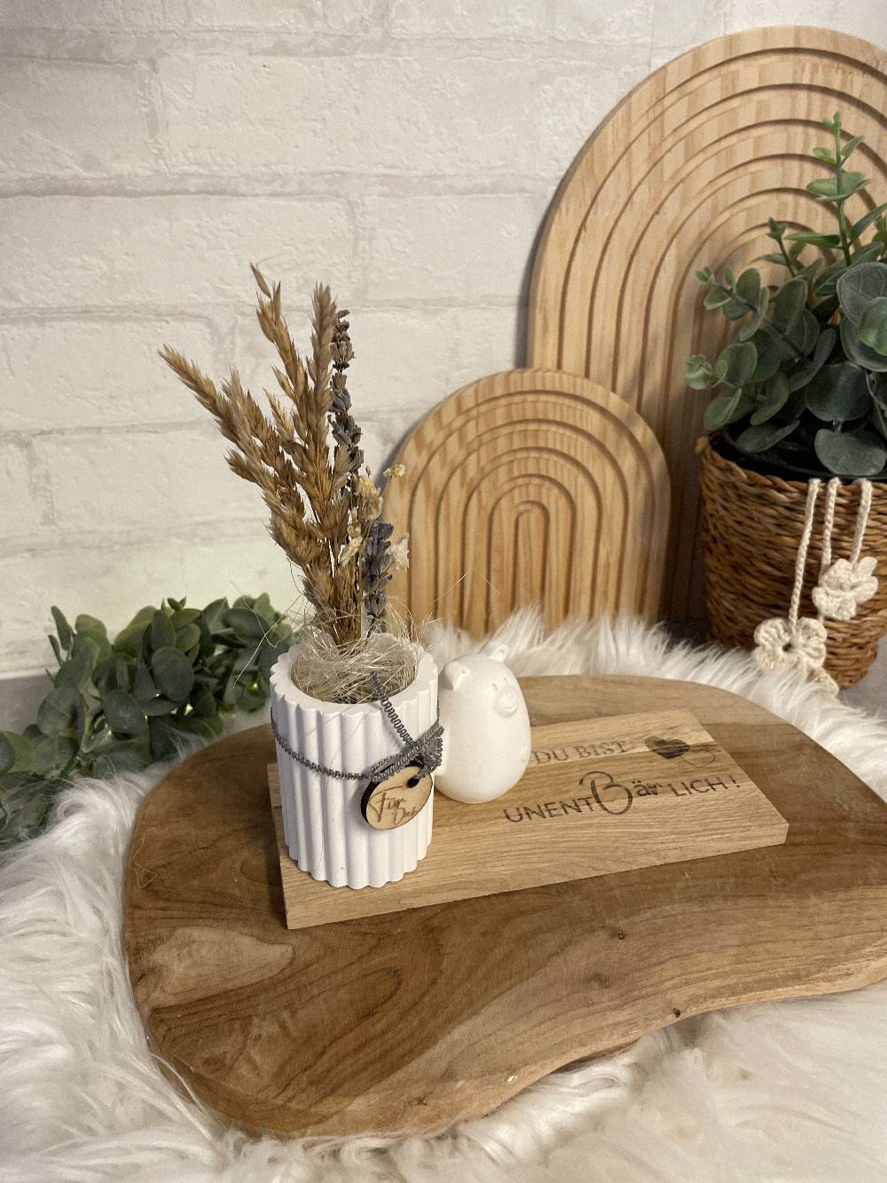 KB Socken Vase mit Bär auf Holztablett, Trockenblumen, Gravur, " Du bist unentbärlich," Geschenk Frau, Mitbringsel, Geschenke aus Holz und Keraflott Lagerräumung