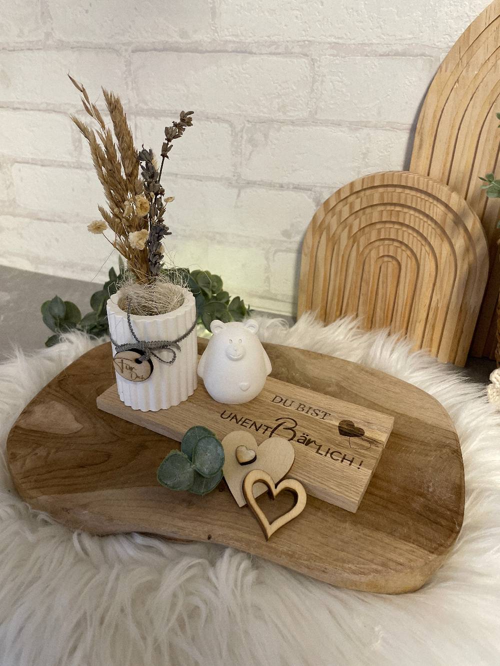 KB Socken Vase mit Bär auf Holztablett, Trockenblumen, Gravur, " Du bist unentbärlich," Geschenk Frau, Mitbringsel, Geschenke aus Holz und Keraflott Lagerräumung