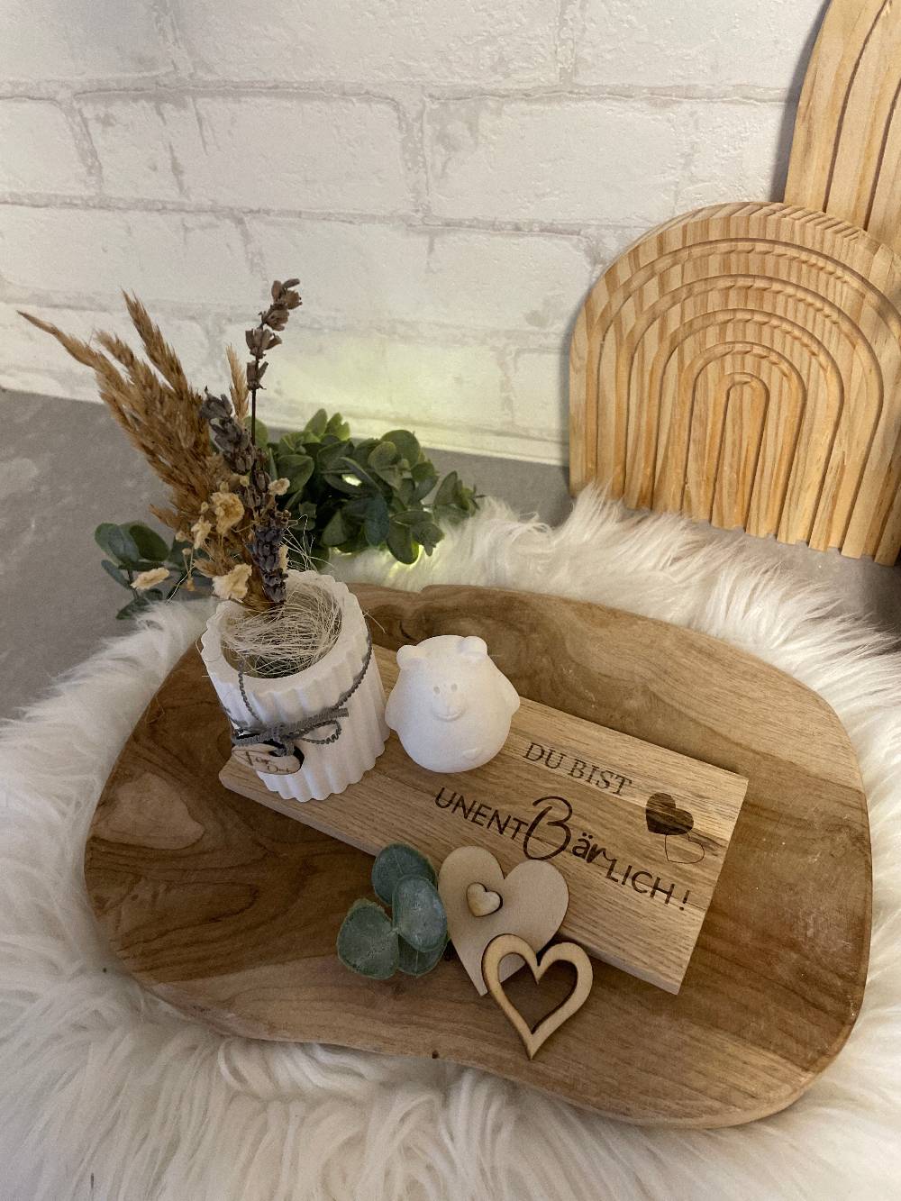 KB Socken Vase mit Bär auf Holztablett, Trockenblumen, Gravur, " Du bist unentbärlich," Geschenk Frau, Mitbringsel, Geschenke aus Holz und Keraflott Lagerräumung