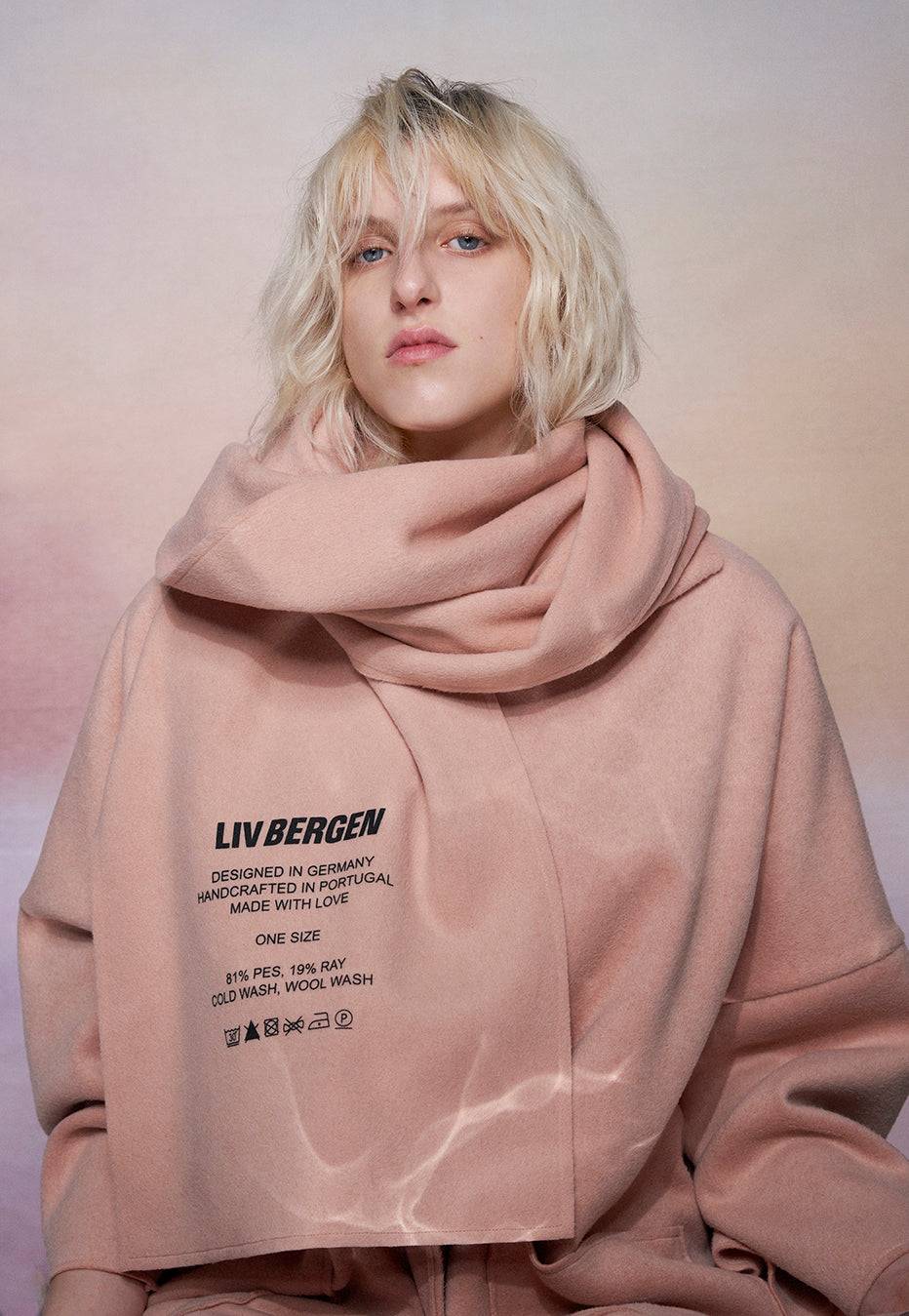 Liv Bergen Oversized Mantel in powder Zeitlich begrenztes Angebot