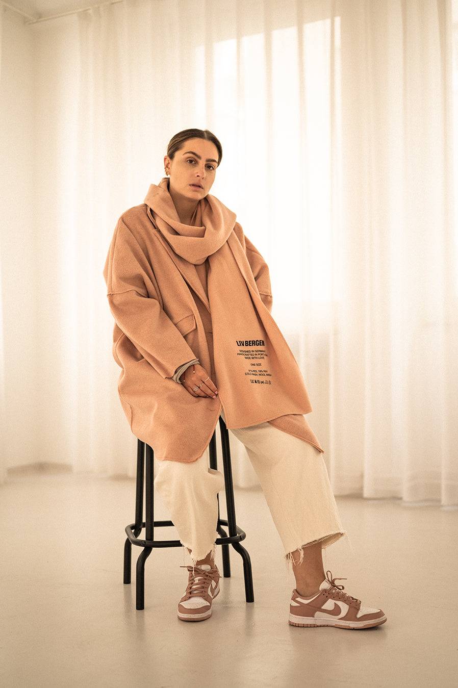 Liv Bergen Oversized Mantel in powder Zeitlich begrenztes Angebot