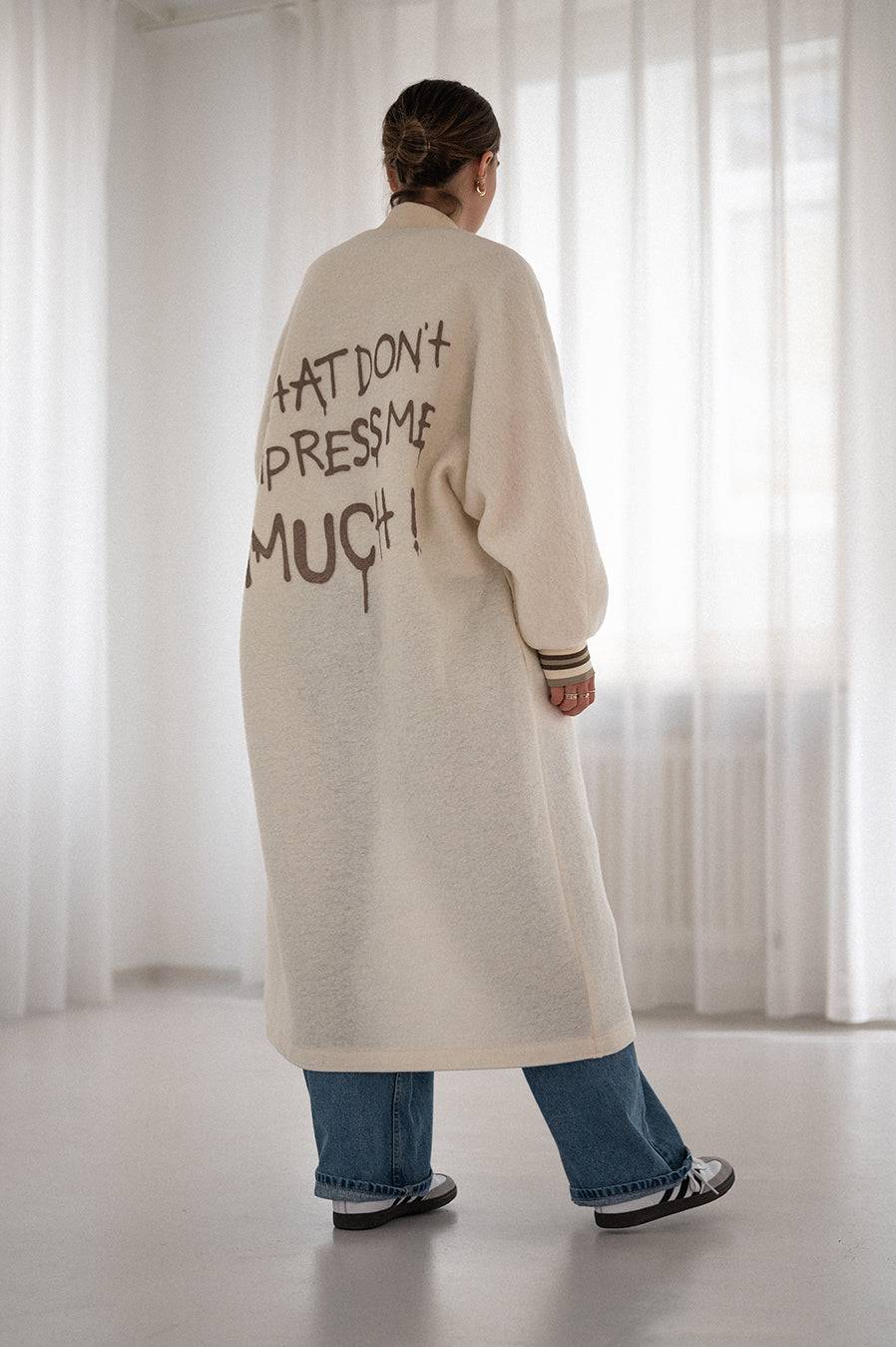 Liv Bergen Mantel "THAT DON'T IMPRESS ME MUCH" in creme Kauf eins, bekomm eins gratis