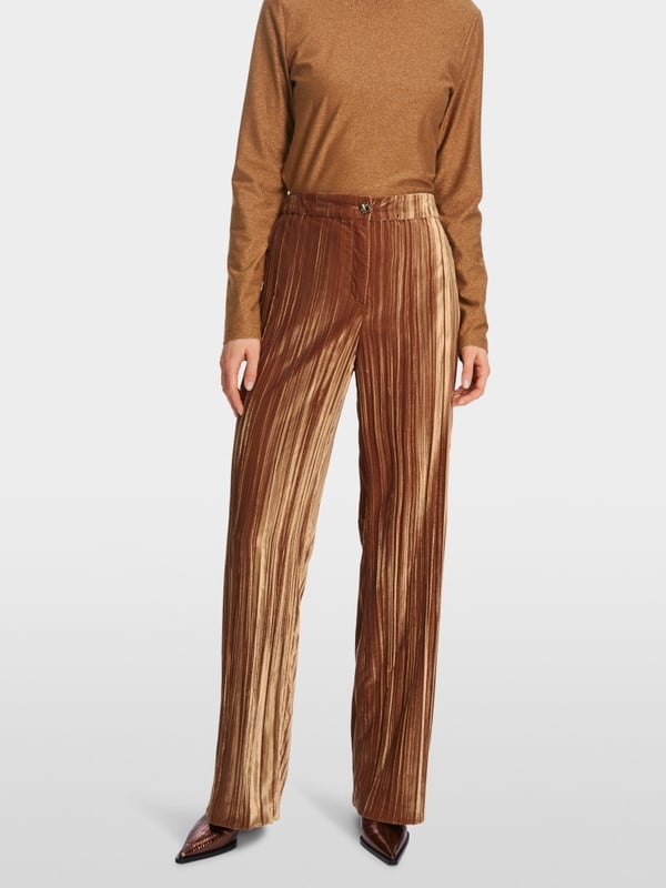 Marc Cain Modell WUKARI im Crash-Samt im Angebot