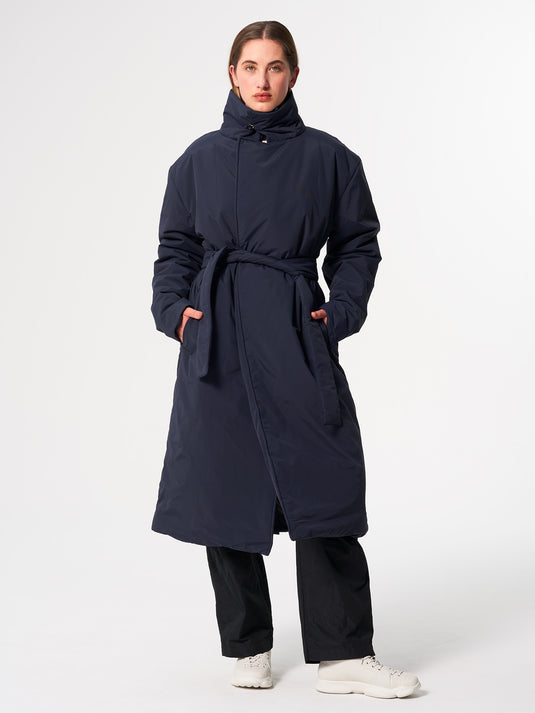 Pinqponq Padded Trench Coat - Fjord Navy (Unisex) Bis zu 50% Rabatt