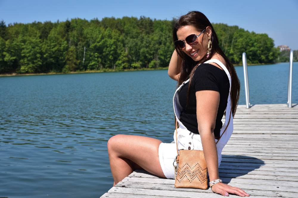 Stylebreaker Mini Umhängetasche mit ZickZack Cutout und Nieten Im Verkauf