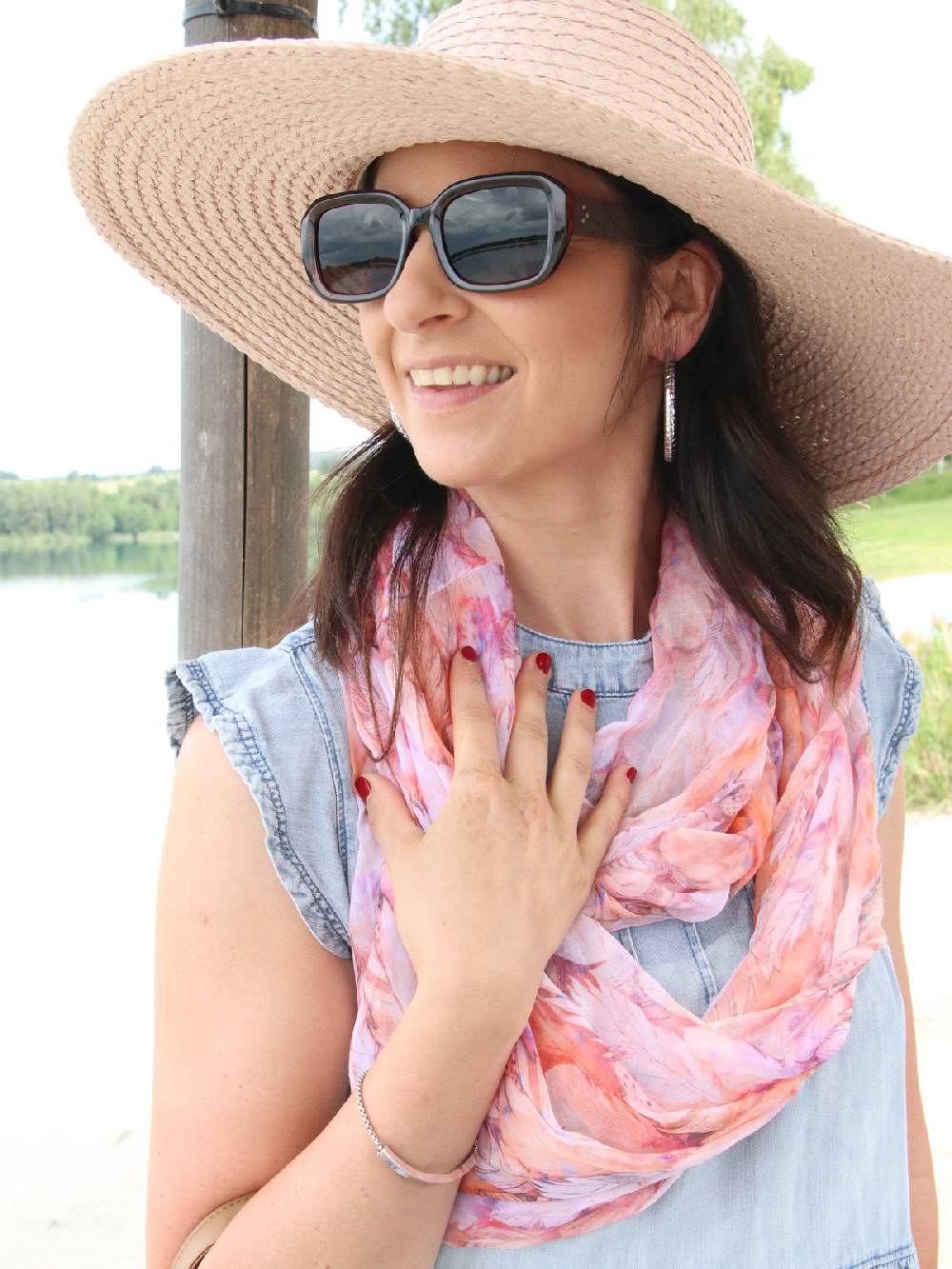 Stylebreaker Loop mit bunten Federn im Angebot