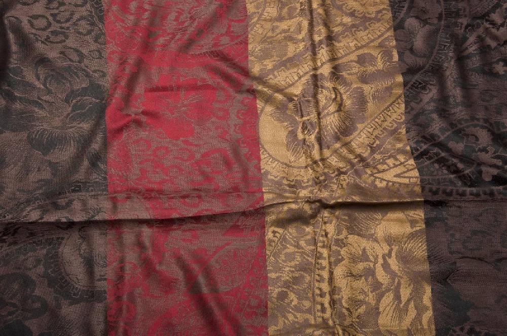 Stylebreaker Loop mit Hibiskus Blüten und Paisley Muster Tägliche Deals
