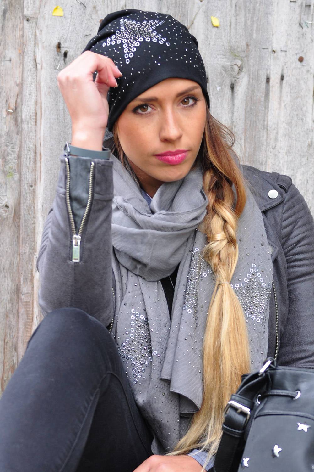 Stylebreaker Beanie mit Stern aus Strass und Lochnieten Super Sparpreis