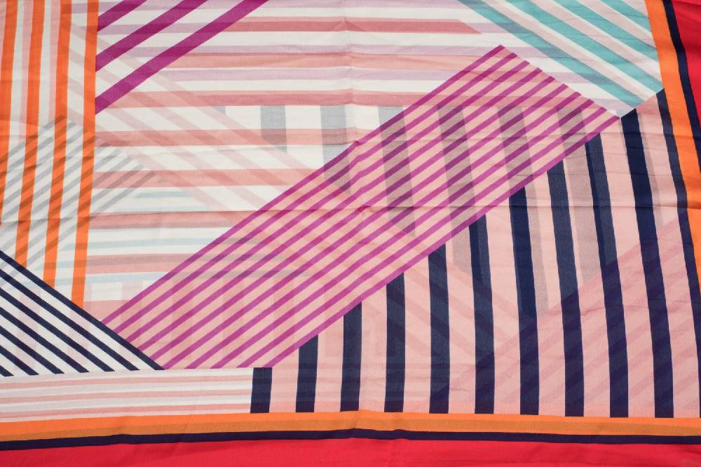 Stylebreaker Seidiger Schal mit gestreiften geometrischen Flächen Schlussverkauf