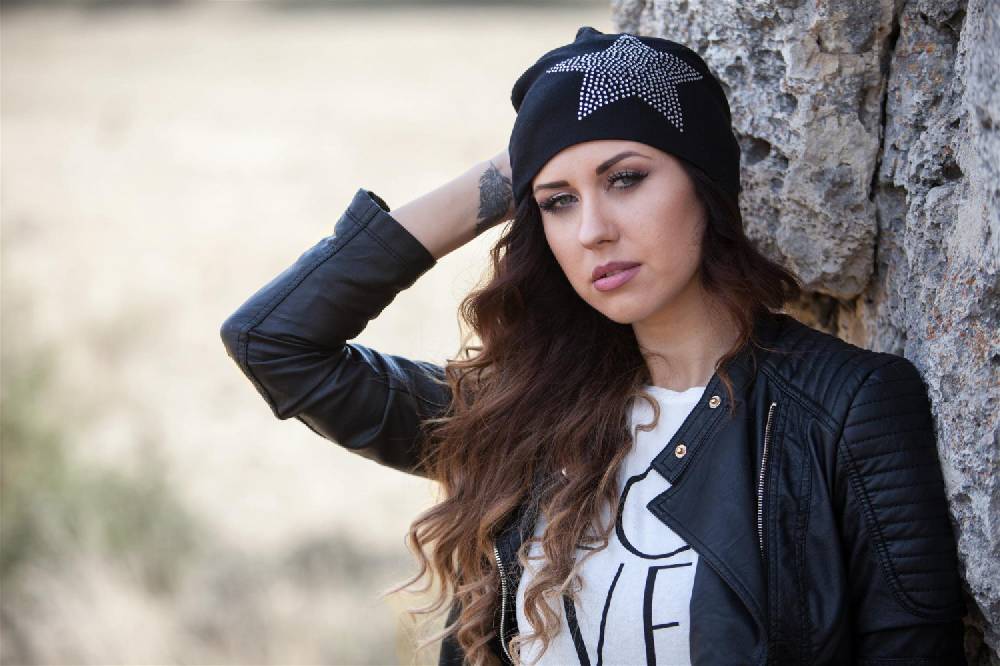 Stylebreaker Warme Beanie Mütze mit Strass Stern Bestseller