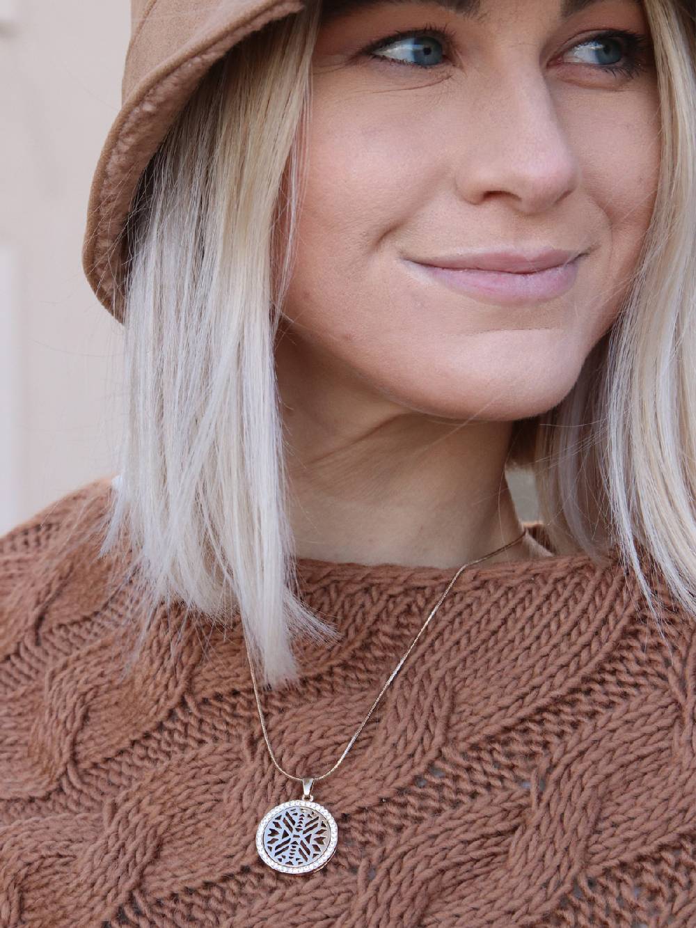 Stylebreaker Halskette mit rundem Ethno Anhänger & Strass Neuheiten